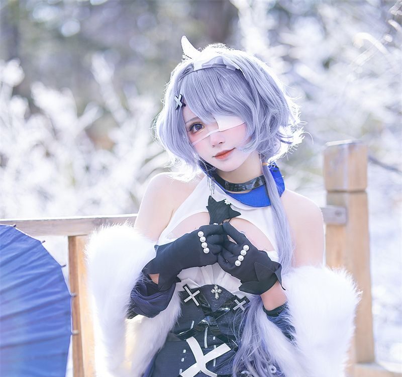 超级小禾儿:冬日雪景中的旗袍女-coser视界